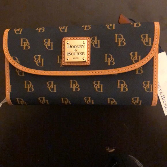A Dooney and Bourke wallet - Picture 2 of 5